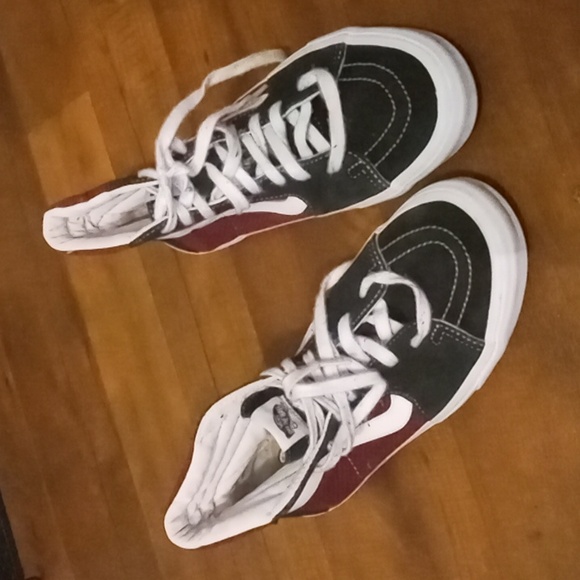 VANS - Picture 1 of 4